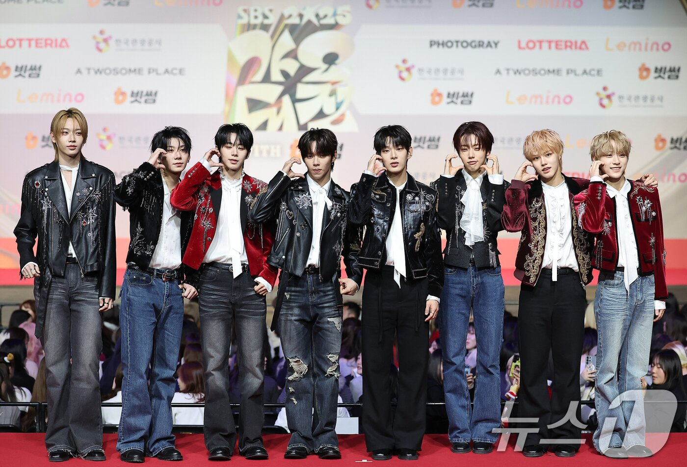 Thảm đỏ hot nhất Giáng sinh 2025: Jang Won Young hóa thiên thần, Winter (aespa) vất vả che dấu ấn tình yêu với Jungkook (BTS)- Ảnh 59.