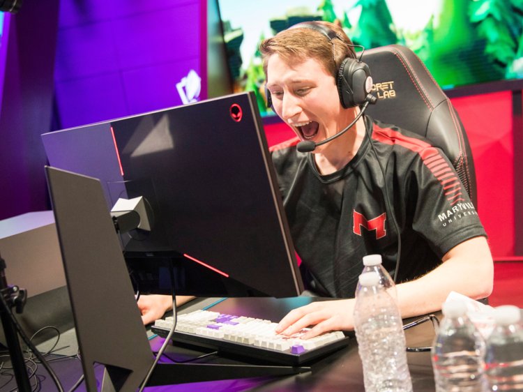 Nhận được học bổng toàn phần từ trường đại học nhờ chơi LMHT