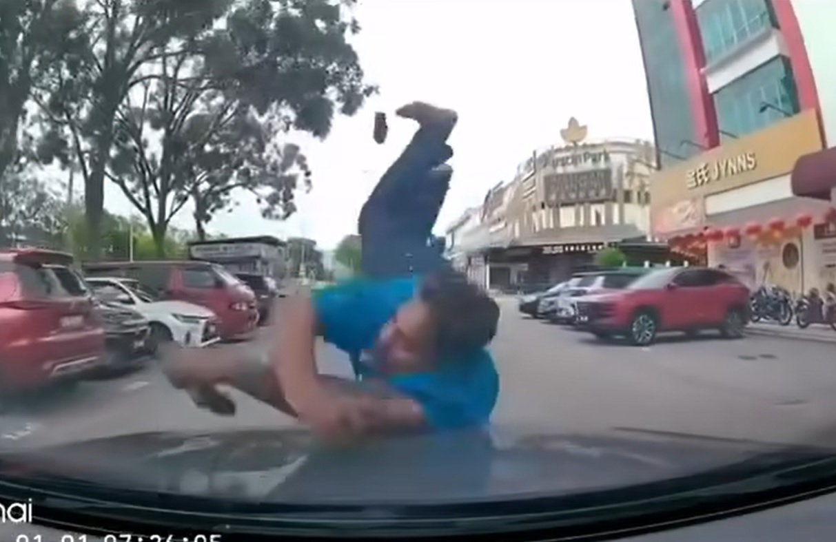 Người đàn ông bất ngờ lao thẳng vào đầu xe ô tô đang chạy- Ảnh 1.