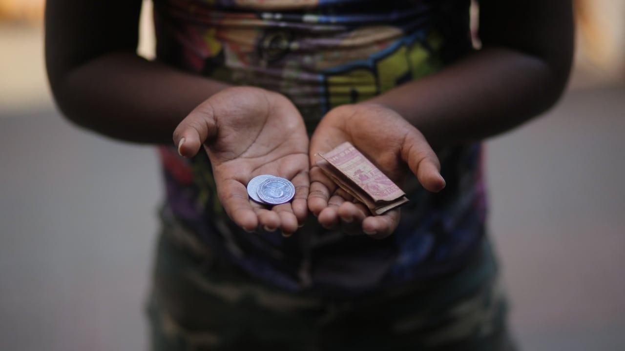 Người phụ nữ ăn xin kiếm được 71 triệu trong 6 tuần, sở hữu nhiều đất đai- Ảnh 1.