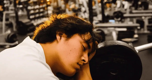 Các nhà khoa học cho rằng nếu phải lựa chọn giữa tập thể dục và ngủ, bạn nên chọn đi ngủ andandand0017apersonfallinga 1765352504483781115741 1765446375180 1765446375416191639831 158 0 928 1232 crop 17654463921432113830094jpg