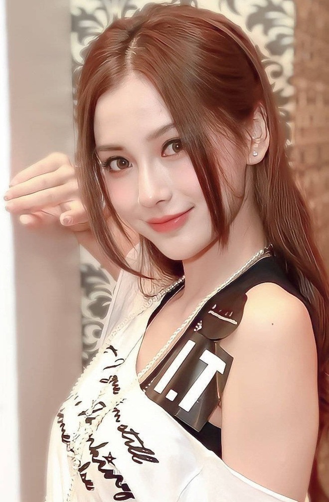 Angelababy đang làm gì với gương mặt của mình vậy?- Ảnh 7.