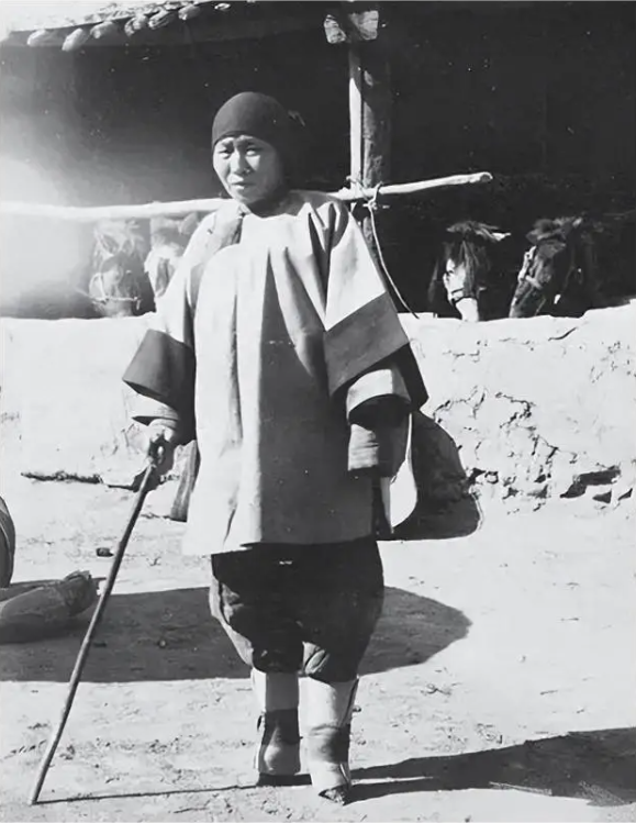 16 ảnh gây ngỡ ngàng cuối nhà Thanh: Bé gái làm con dâu từ 4 tuổi, thiếu nữ luyện võ trái ngược phim ảnh- Ảnh 1.