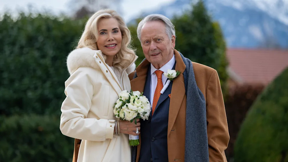 Tỷ phú đình đám kết hôn lần thứ 4 ở tuổi 82, cô dâu trẻ kém 20 tuổi- Ảnh 1.
