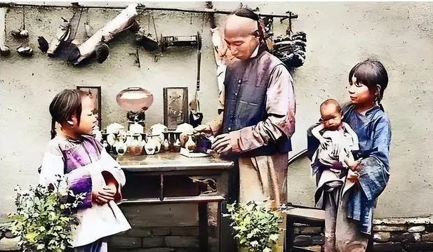 16 ảnh gây ngỡ ngàng cuối nhà Thanh: Bé gái làm con dâu từ 4 tuổi, thiếu nữ luyện võ trái ngược phim ảnh- Ảnh 12.