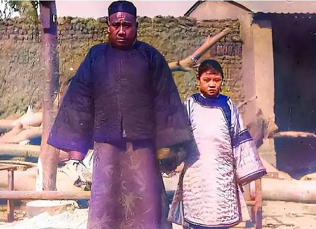 16 ảnh gây ngỡ ngàng cuối nhà Thanh: Bé gái làm con dâu từ 4 tuổi, thiếu nữ luyện võ trái ngược phim ảnh- Ảnh 14.