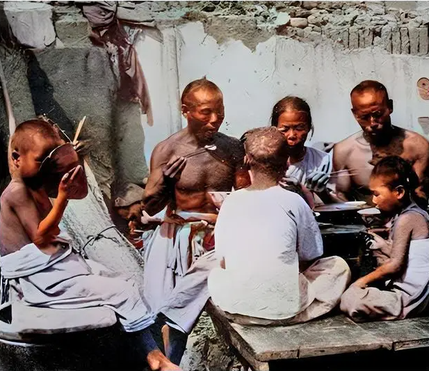 16 ảnh gây ngỡ ngàng cuối nhà Thanh: Bé gái làm con dâu từ 4 tuổi, thiếu nữ luyện võ trái ngược phim ảnh- Ảnh 16.