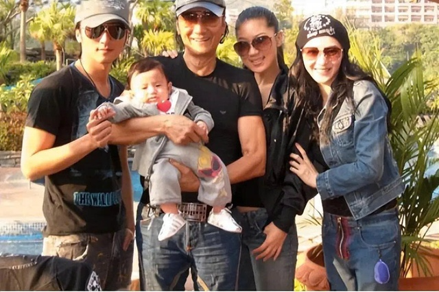 Bố Tạ Đình Phong vung tiền tỷ cưng chiều tình trẻ kém 49 tuổi, cuối cùng Bố Tạ Đình Phong vung tiền tỷ cưng chiều tình trẻ kém 49 tuổi, cuối cùng