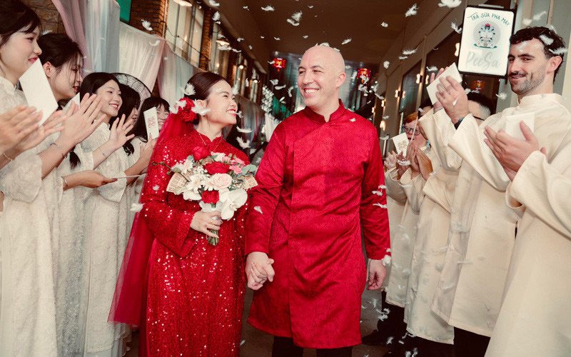 Chú rể Tây hào hứng thực hiện thử thách