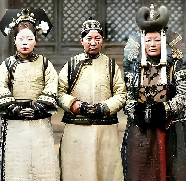 16 ảnh gây ngỡ ngàng cuối nhà Thanh: Bé gái làm con dâu từ 4 tuổi, thiếu nữ luyện võ trái ngược phim ảnh- Ảnh 5.