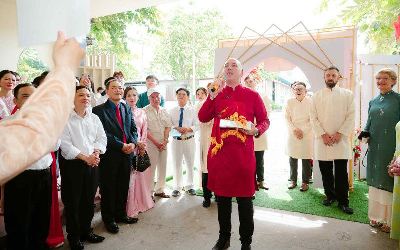 Chú rể Tây hào hứng thực hiện thử thách