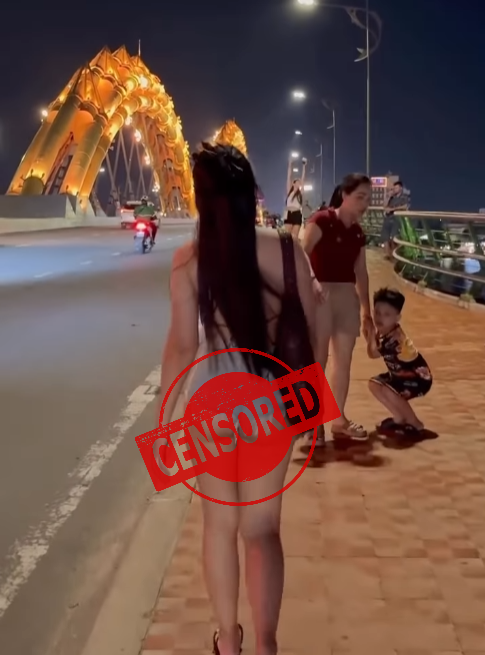 Ăn mặc phản cảm nơi công cộng, hot girl khiến người xem không khỏi