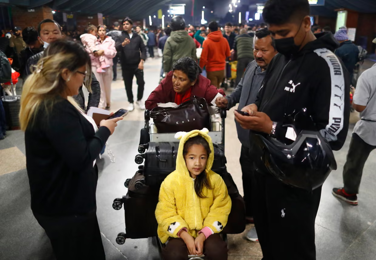 Hàng trăm ngàn hành khách mắc kẹt, hơn 1.000 chuyến bay bị hủy ở Trung Đông- Ảnh 1.