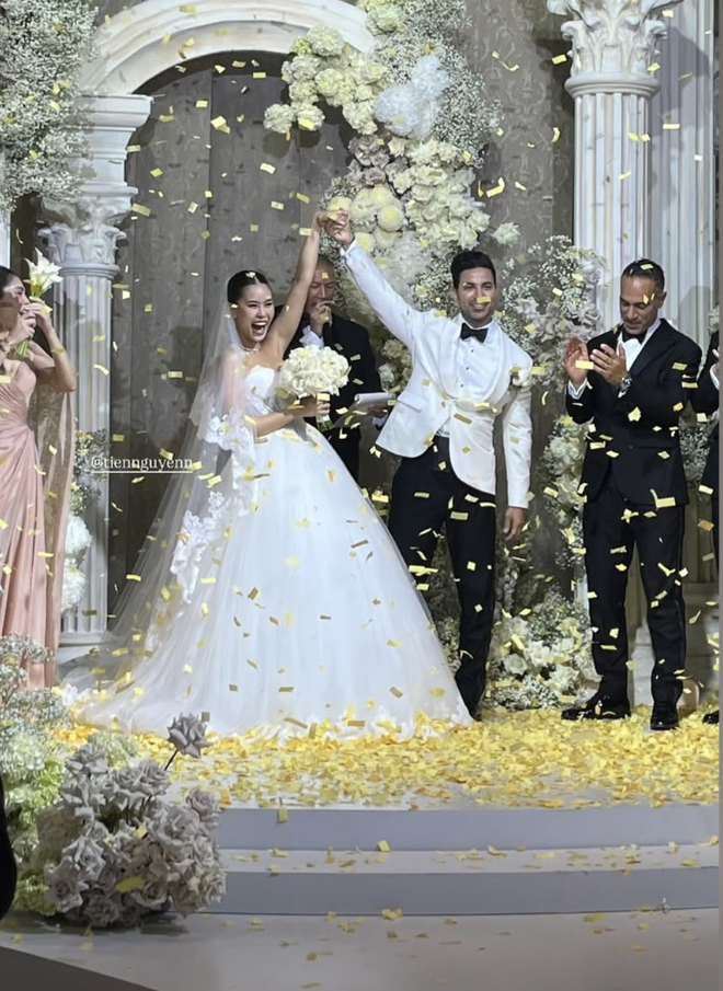 Lễ cưới Tiên Nguyễn tại Đà Nẵng: Cô dâu chú rể khoá môi, Hà Tăng - Linh Rin không tham dự- Ảnh 5.