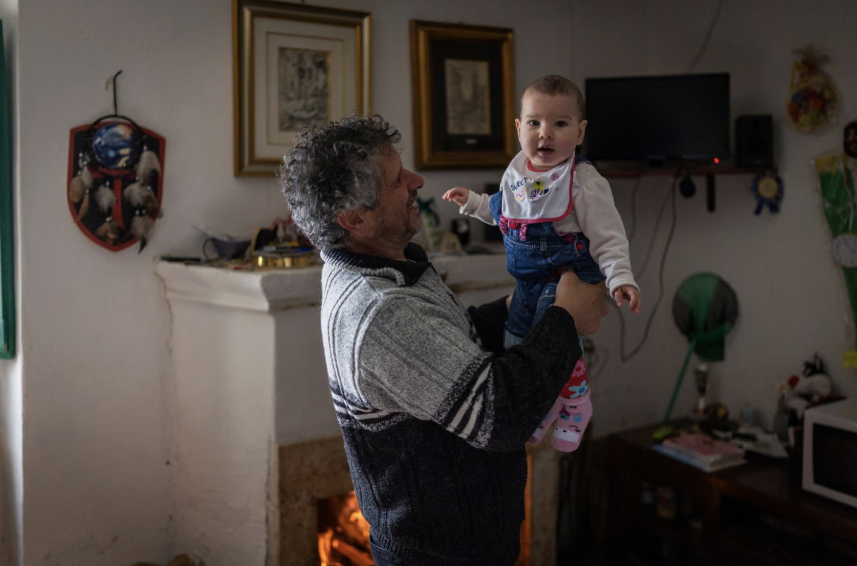 Ngôi làng ăn mừng sự ra đời của em bé đầu tiên sau 30 năm- Ảnh 2.