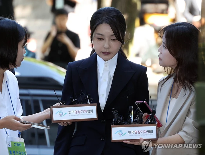 Cựu đệ nhất phu nhân Hàn Quốc bị cáo buộc nhận hối lộ túi Chanel, Dior sang chảnh- Ảnh 1. Cựu đệ nhất phu nhân Hàn Quốc bị cáo buộc nhận hối lộ túi Chanel, Dior sang chảnh- Ảnh 1.