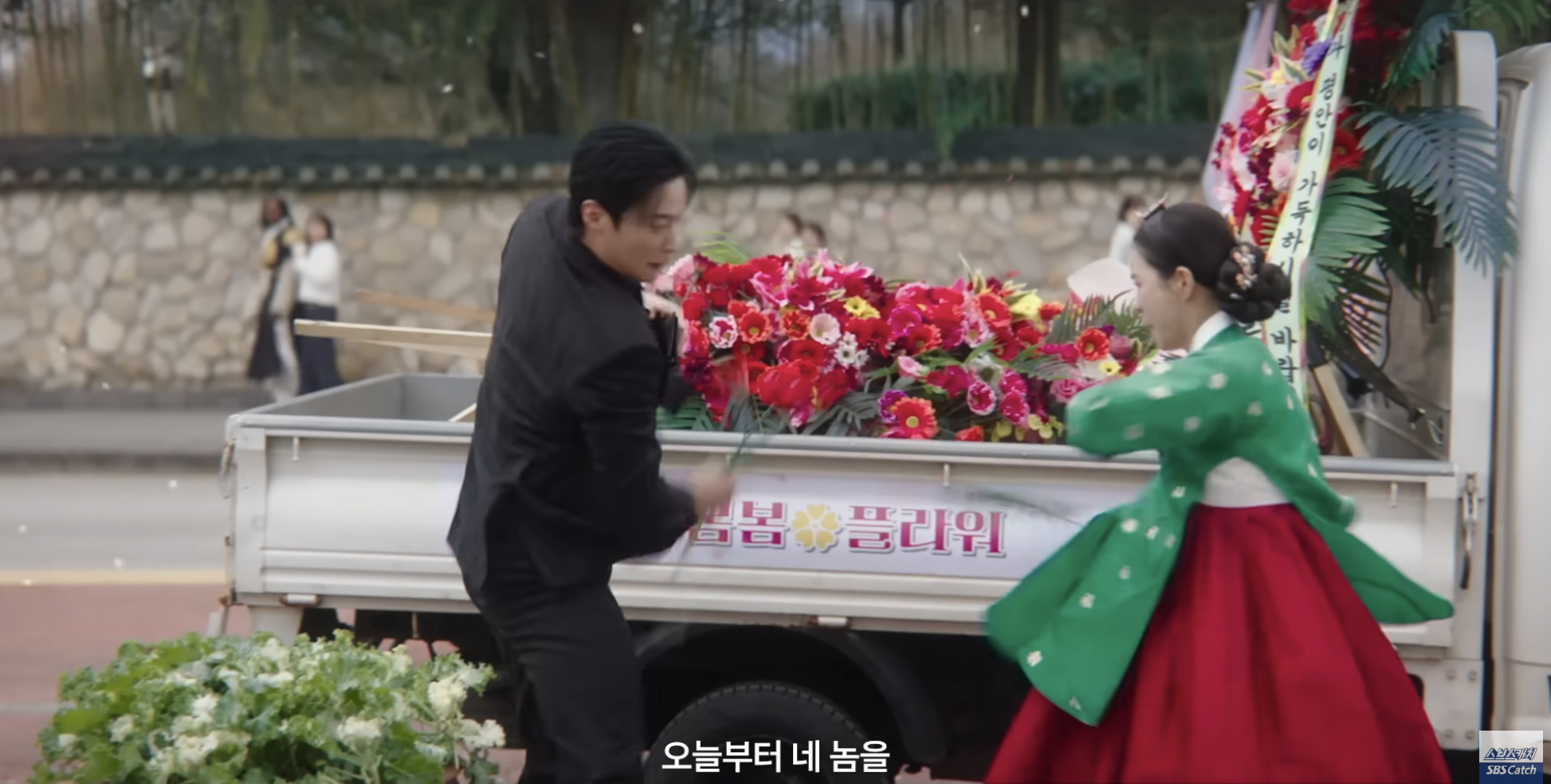 Lần đầu có phim ngôn tình mà cặp chính cùng là phản diện: Visual đỉnh nóc cả đôi, không thể ghét nổi- Ảnh 1.