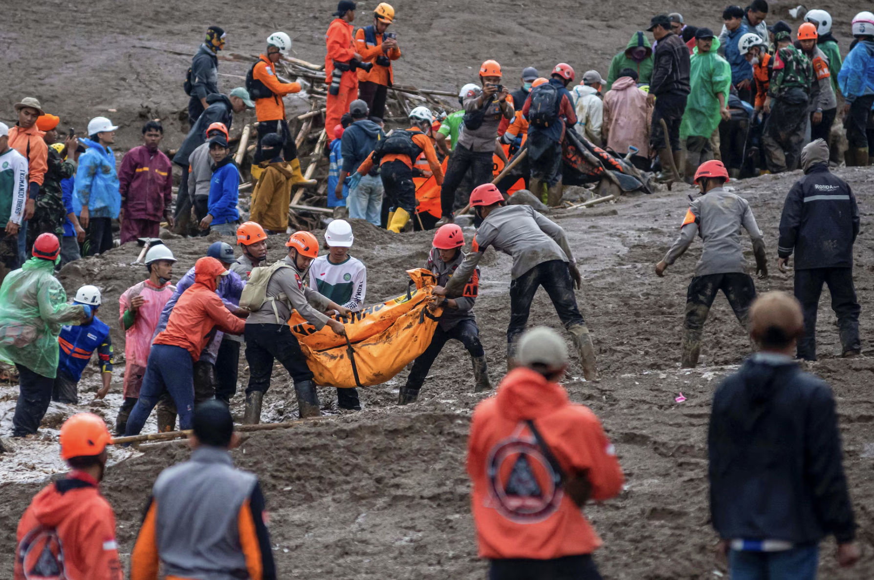 Sạt lở đất ở Indonesia khiến gần 100 người thiệt mạng và mất tích, người dân đào bới tuyệt vọng giữa biển bùn đặc quánh- Ảnh 2.