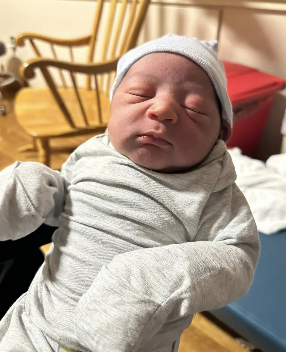 Cảnh sát giúp sản phụ sinh con ngay trong xe hơi- Ảnh 1.