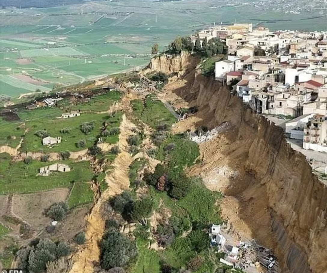 Hình ảnh gây sốc ở Ý: Hàng loạt nhà của lơ lửng trên vách đá, hơn 1.500 người dân được sơ tán sau mưa bão- Ảnh 1.