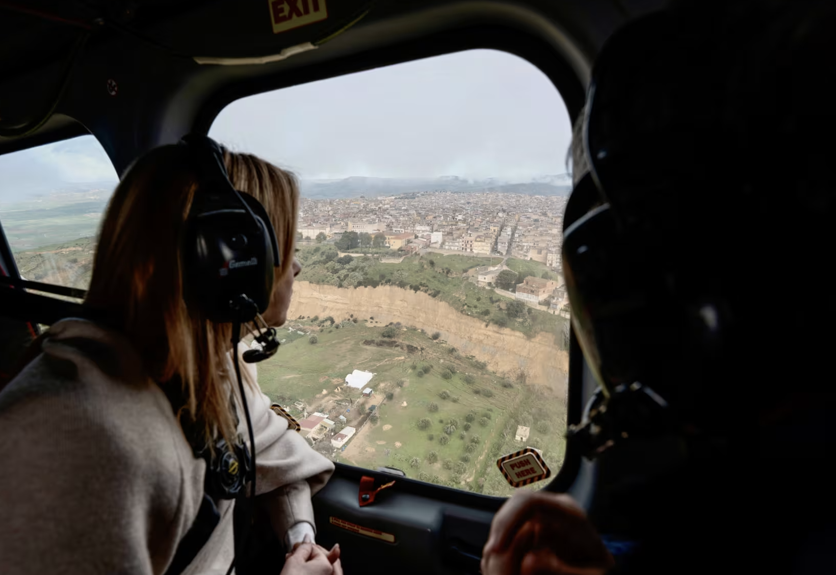 Hình ảnh gây sốc ở Ý: Hàng loạt nhà của lơ lửng trên vách đá, hơn 1.500 người dân được sơ tán sau mưa bão- Ảnh 3.