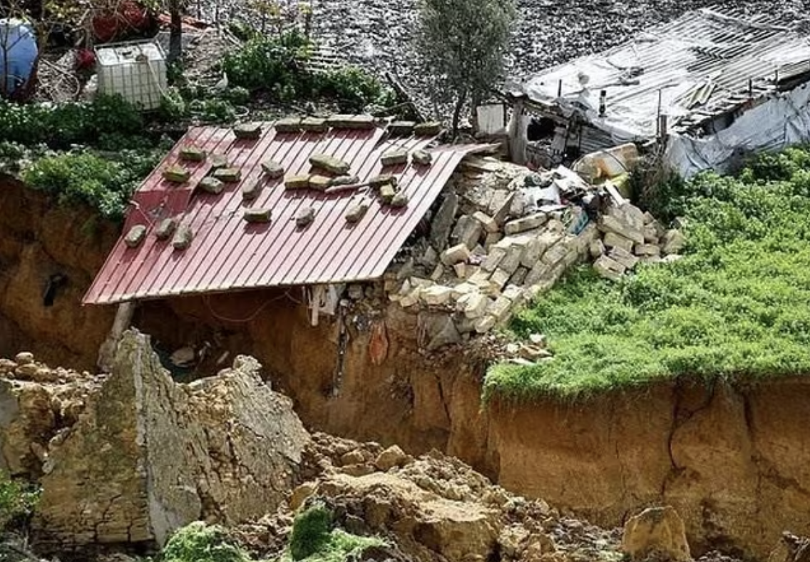 Hình ảnh gây sốc ở Ý: Hàng loạt nhà của lơ lửng trên vách đá, hơn 1.500 người dân được sơ tán sau mưa bão- Ảnh 2.