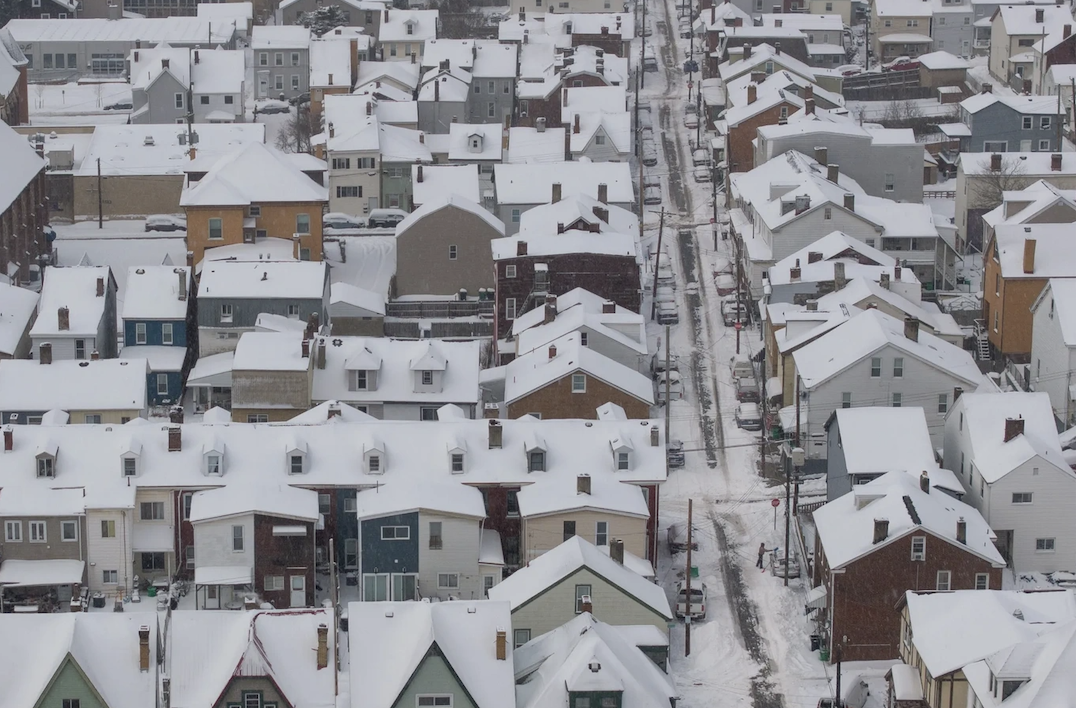 Bão tuyết tàn phá nặng nề, thiệt hại hơn 100 tỷ USD: Hóa đơn năng lượng tăng sốc khiến người dân Mỹ “nghẹt thở”- Ảnh 1.