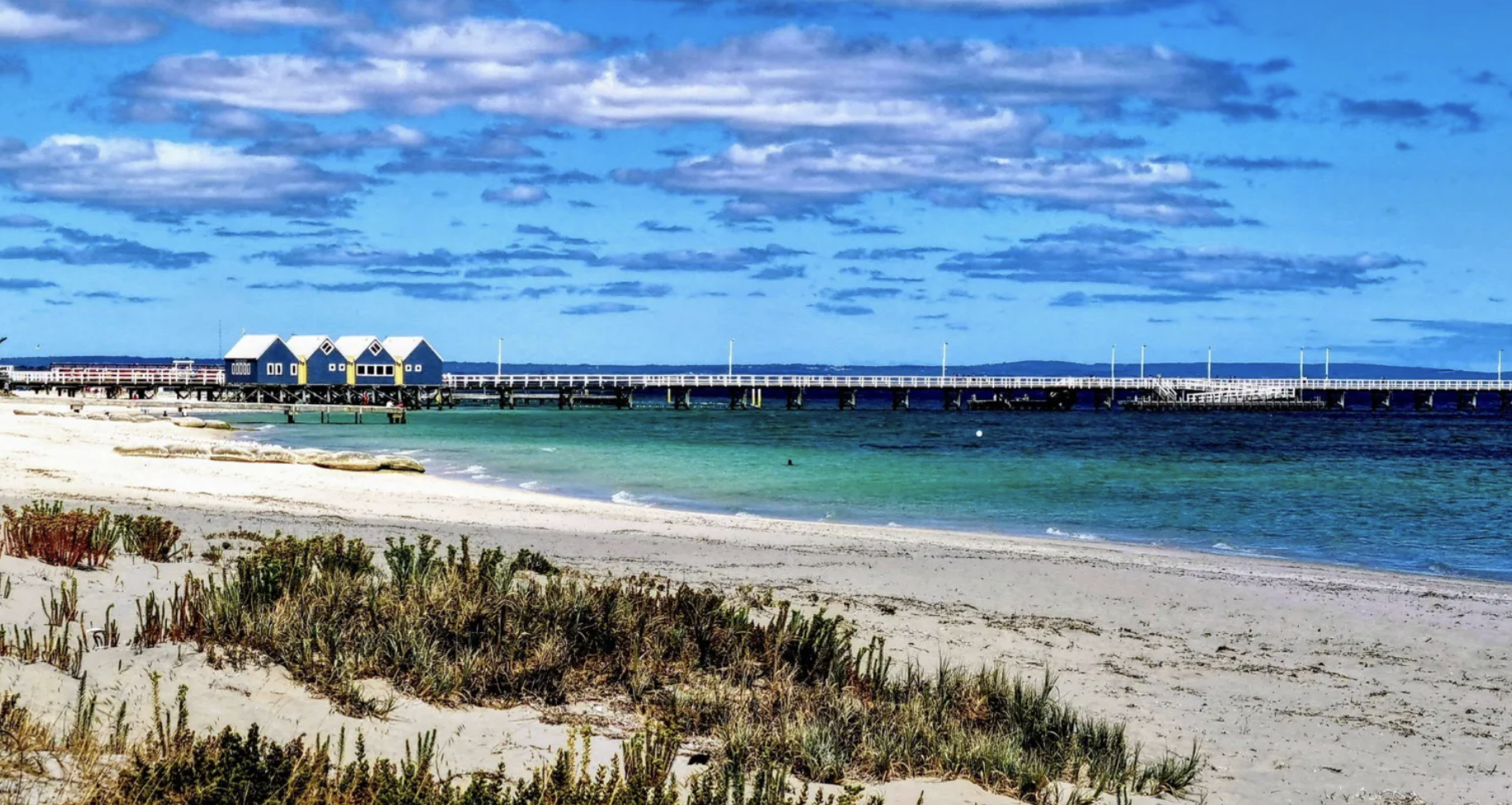 Kỳ tích: Cậu bé 13 tuổi bơi suốt 4 giờ giữa biển động để cứu gia đình bị cuốn ra xa bờ- Ảnh 1.