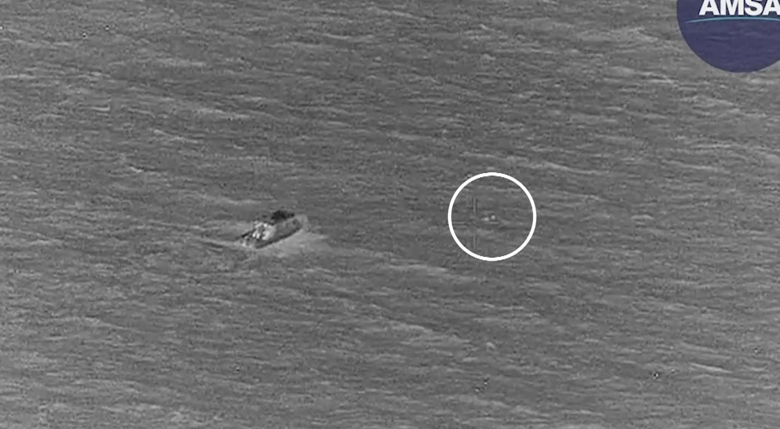 Cả thế giới sửng sốt trước câu chuyện cậu bé 13 tuổi bơi hơn 4km vượt dòng “nghẹt thở” để cứu sống cả gia đình- Ảnh 3. Cả thế giới sửng sốt trước câu chuyện cậu bé 13 tuổi bơi hơn 4km vượt dòng “nghẹt thở” để cứu sống cả gia đình- Ảnh 3.