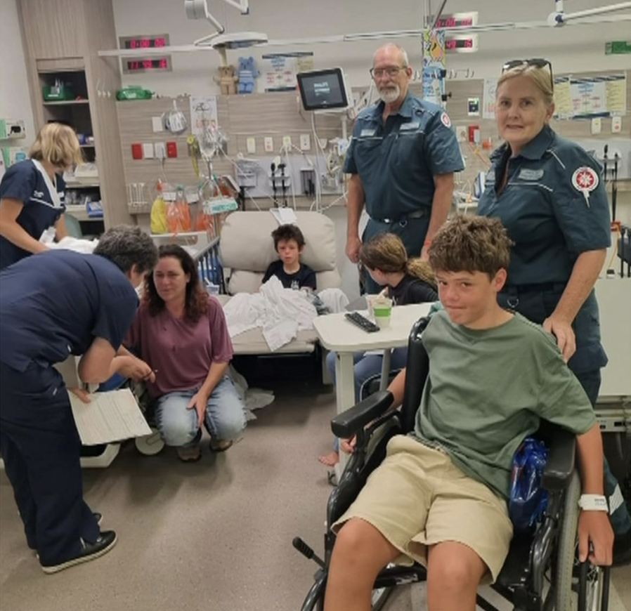 Cả thế giới sửng sốt trước câu chuyện cậu bé 13 tuổi bơi hơn 4km vượt dòng “nghẹt thở” để cứu sống cả gia đình- Ảnh 4. Cả thế giới sửng sốt trước câu chuyện cậu bé 13 tuổi bơi hơn 4km vượt dòng “nghẹt thở” để cứu sống cả gia đình- Ảnh 4.