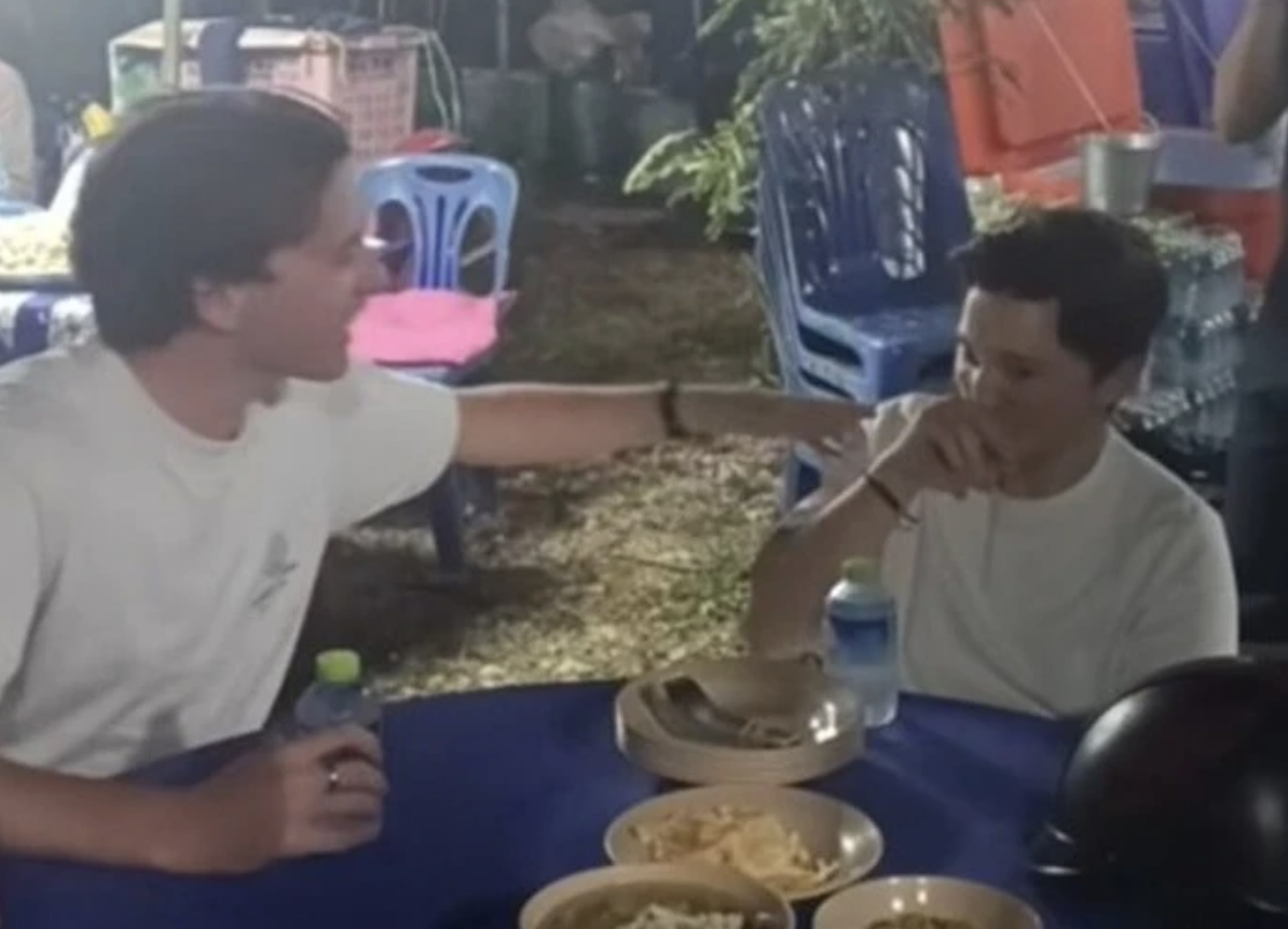 Du khách nhầm đám tang là nhà hàng nên bước vào gọi món, được chủ nhà mời ở lại dùng bữa luôn cùng gia đình- Ảnh 2.