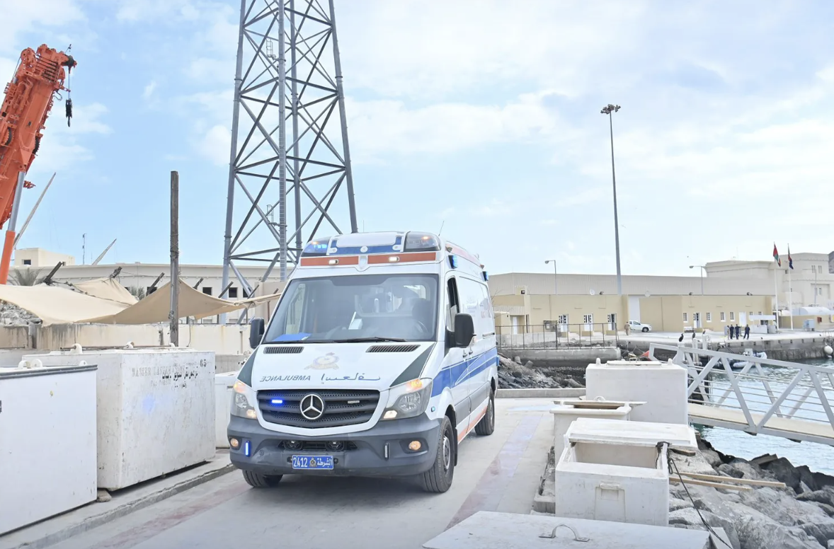 Oman: Lật thuyền du lịch chở 25 hành khách, 3 người tử vong- Ảnh 1.