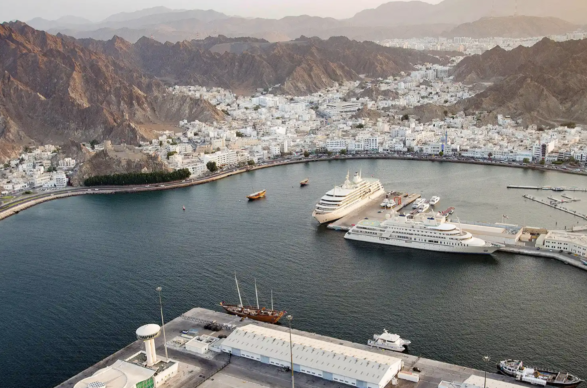 Oman: Lật thuyền du lịch chở 25 hành khách, 3 người tử vong- Ảnh 2.