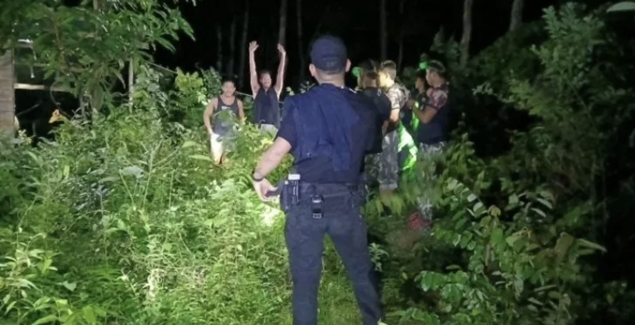 2 du khách được lực lượng cứu hộ giải cứu sau khi đi lạc trong rừng giữa trời mưa lớn- Ảnh 1.