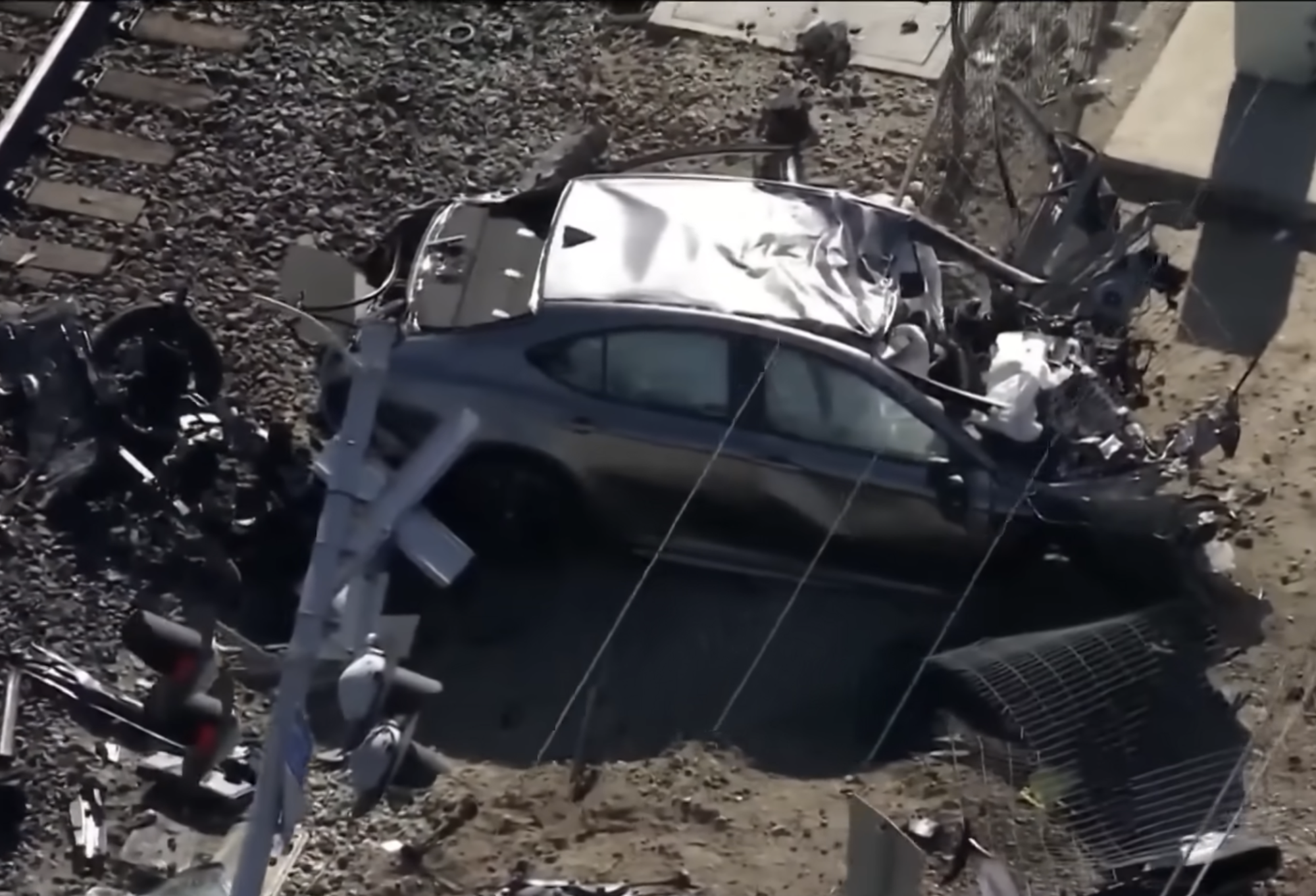 Kinh hoàng cảnh tàu hỏa đâm ô tô trên đường ray khiến 5 người thương vong tại chỗ- Ảnh 1.