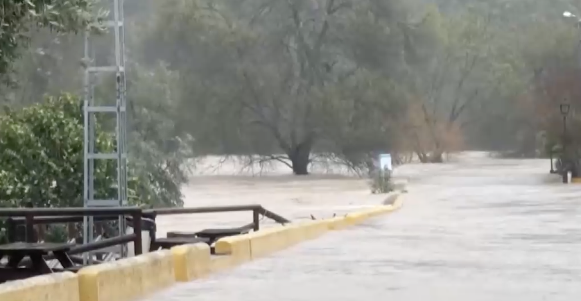 Tây Ban Nha và Bồ Đào Nha căng mình ứng phó mưa bão Leonardo: 1 người chết và 1 bé gái mất tích trong mưa lũ- Ảnh 1.