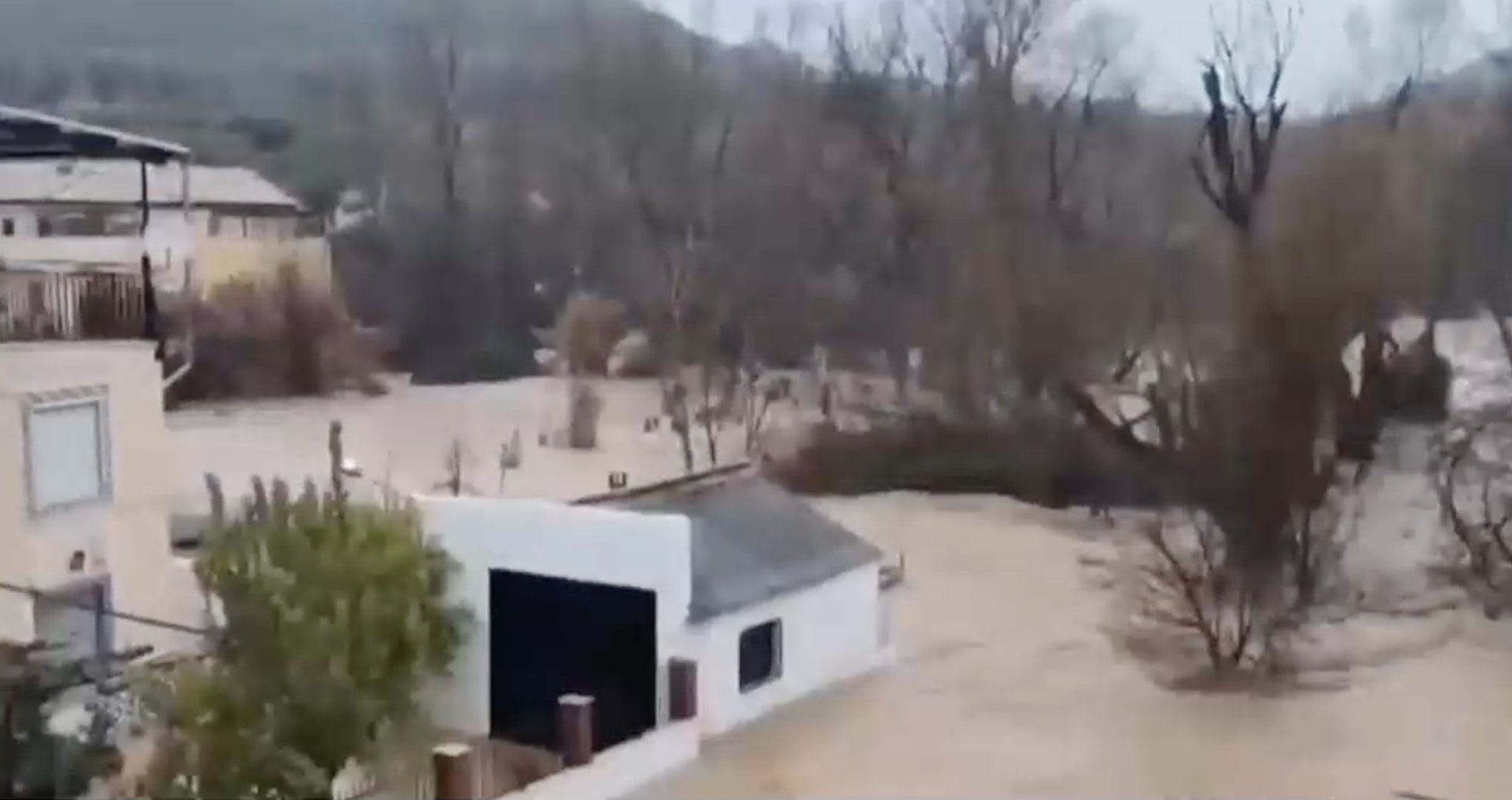 Tây Ban Nha và Bồ Đào Nha căng mình ứng phó mưa bão Leonardo: 1 người chết và 1 bé gái mất tích trong mưa lũ- Ảnh 2.