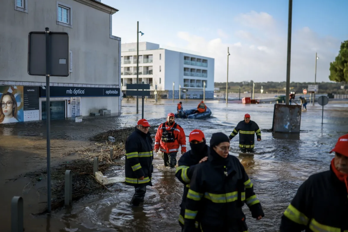 Tây Ban Nha và Bồ Đào Nha căng mình ứng phó mưa bão Leonardo: 1 người chết và 1 bé gái mất tích trong mưa lũ- Ảnh 3.
