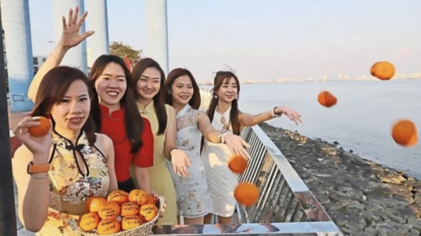 Nghi thức ‘ném đồ ăn’ kỳ lạ mang ý nghĩa phát tài ở châu Á anh man hinh 2026 02 10 luc 235258 23531282 1771469332616 1771469333081893825162