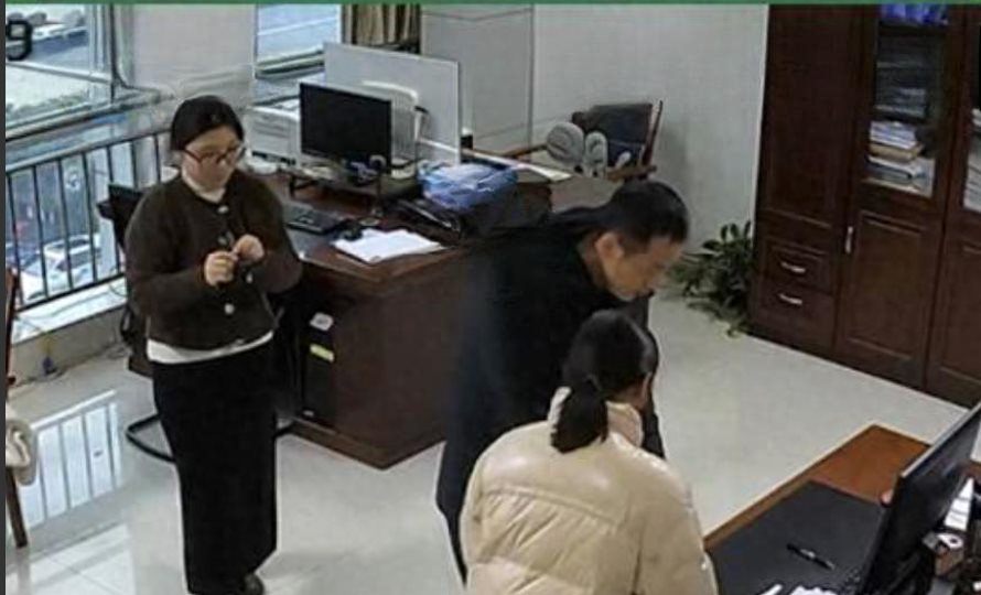 Phát hiện tài khoản ngân hàng bị phong toả sau khi bán 15kg bạc thỏi, nhận 1,4 tỷ đồng- Ảnh 2.