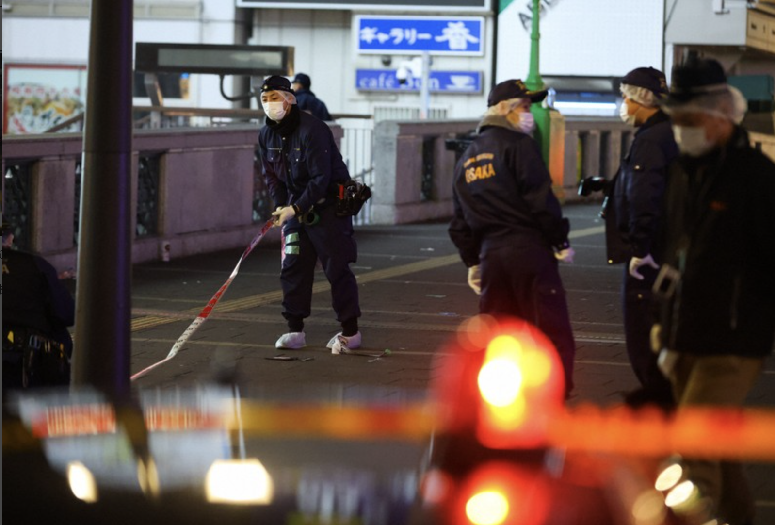 Đêm lễ Valentine ám ảnh tại Nhật Bản: 3 nam thanh niên bị đâm gục giữa phố đông, nghi phạm 20 tuổi ôm dao biến mất- Ảnh 2.