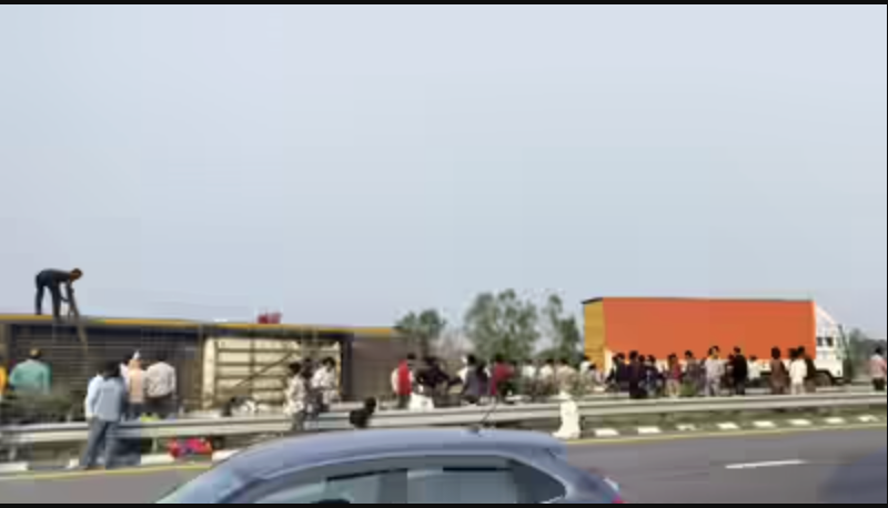 Cảnh tượng kinh hoàng trong vụ lật xe buýt 2 tầng khiến ít nhất 7 người chết, 21 người bị thương- Ảnh 2.