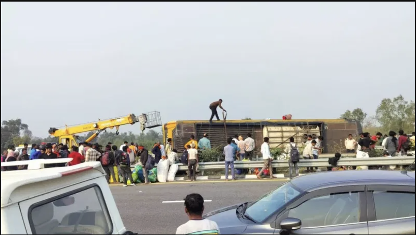 Cảnh tượng kinh hoàng trong vụ lật xe buýt 2 tầng khiến ít nhất 7 người chết, 21 người bị thương- Ảnh 3.