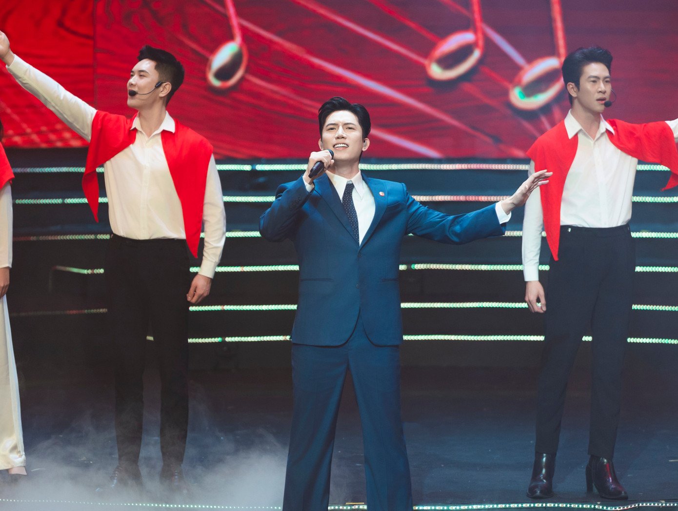 Anh Tú lần đầu giới thiệu ca khúc Thưa Đảng ở chương trình Mãi mãi niềm tin theo Đảng.