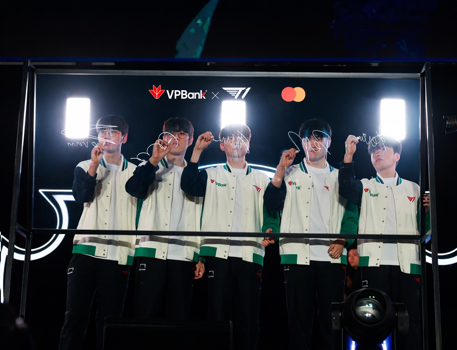Cộng đồng game thủ dậy sóng với thẻ tín dụng VPBank phiên bản giới hạn có chữ ký của đội tuyển T1- Ảnh 1.