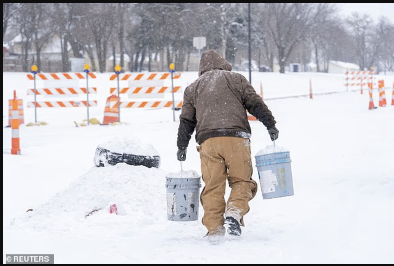 Mỹ: Hơn 15.000 chuyến bay bị gián đoạn do bão mùa Đông- Ảnh 3. Mỹ: Hơn 15.000 chuyến bay bị gián đoạn do bão mùa Đông- Ảnh 3.