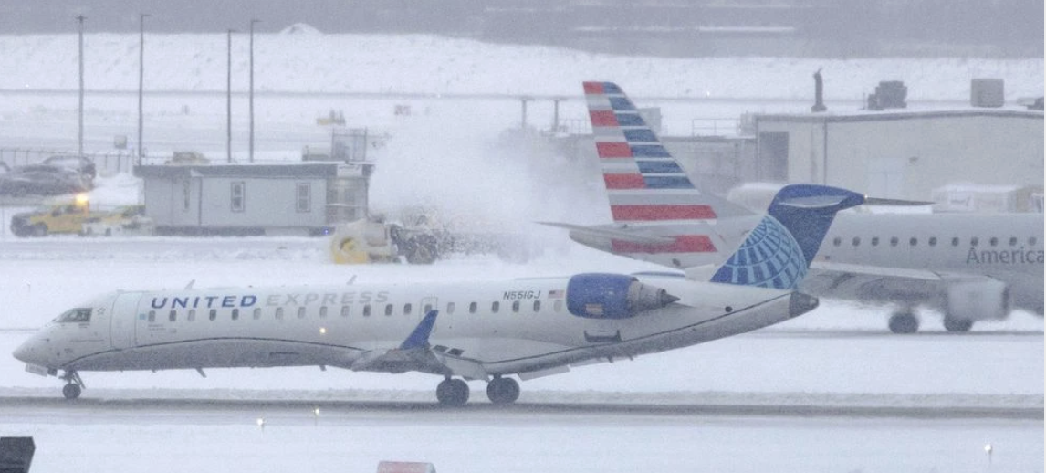 Mỹ: Hơn 15.000 chuyến bay bị gián đoạn do bão mùa Đông- Ảnh 1. Mỹ: Hơn 15.000 chuyến bay bị gián đoạn do bão mùa Đông- Ảnh 1.