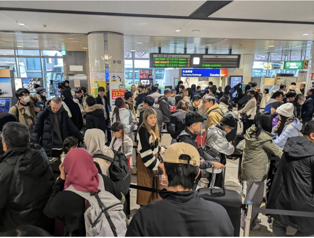 Cảnh tượng không tưởng ở sân bay Nhật Bản giữa đợt tuyết lớn kỷ lục- Ảnh 4.