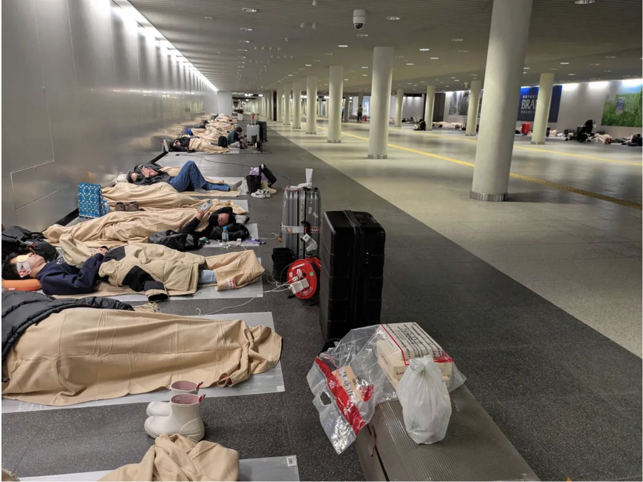 Cảnh tượng không tưởng ở sân bay Nhật Bản giữa đợt tuyết lớn kỷ lục- Ảnh 3.