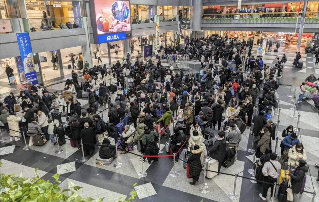 Cảnh tượng không tưởng ở sân bay Nhật Bản giữa đợt tuyết lớn kỷ lục- Ảnh 1.